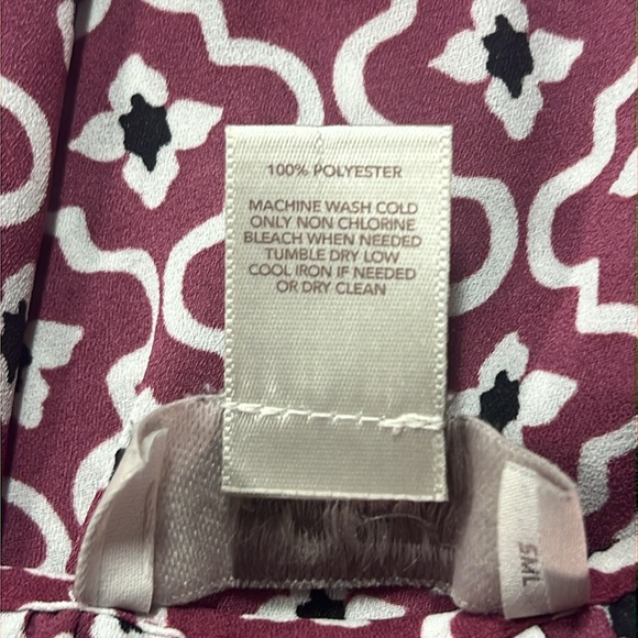 Ann Taylor Loft sleeveless featuring a geometric pattern. Size small petite - Picture 4 of 4